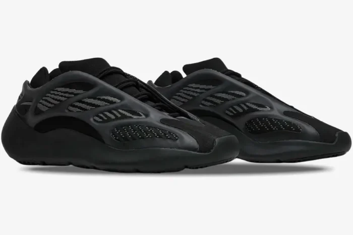 Adidas Yeezy 700 V3 Alvah sneakers in black, three-quarter side view of the pair. - SKU H67799