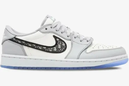 Side profile of Air Jordan 1 Low Retro x Dior in grey and white with Dior Oblique pattern swoosh. - SKU CN8608-002