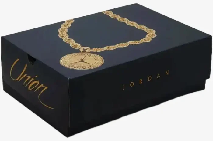 Three-quarter view of the navy blue Air Jordan 1 Low x Union LA shoebox with gold chain graphic. - SKU DO8912-101