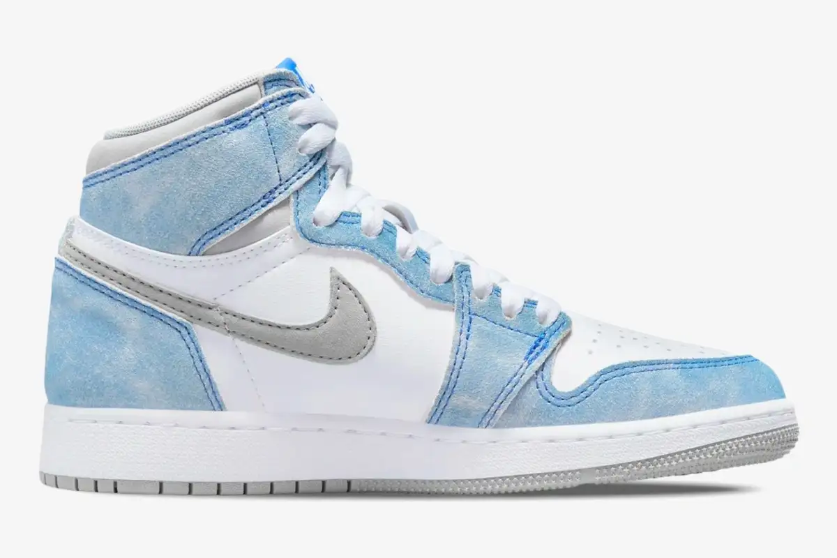 air-jordan-1-retro-high-og-hyper-royal-side-view-555088-402-826-505 Profile shot of the Air Jordan 1 Retro High OG Hyper Royal featuring faded blue suede and white leather. - SKU 555088-402