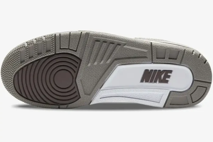 Bottom view of the Air Jordan 3 Retro x A Ma Maniere SP outsole in grey, brown, and white. - SKU DH3434-110
