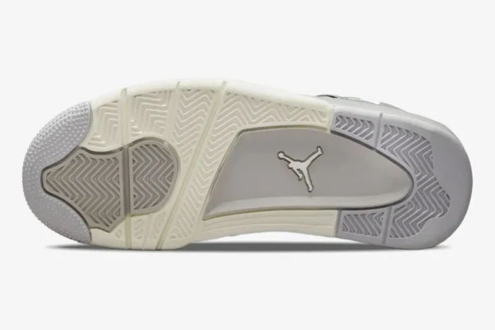 Bottom outsole view of Air Jordan 4 Retro Frozen Moments in grey and sail with Jumpman logo. - SKU AQ9129-001