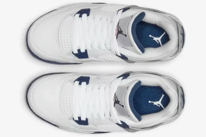 Top-down view of the Air Jordan 4 Retro Midnight Navy sneakers in white and navy blue. - SKU DH6927-140