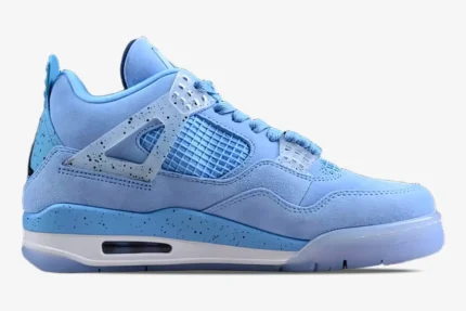 Side profile of the Air Jordan 4 Retro UNC Player Exclusive in light blue suede with speckled accents. - SKU su18-mnjdls-731-lnm-aj4-904284