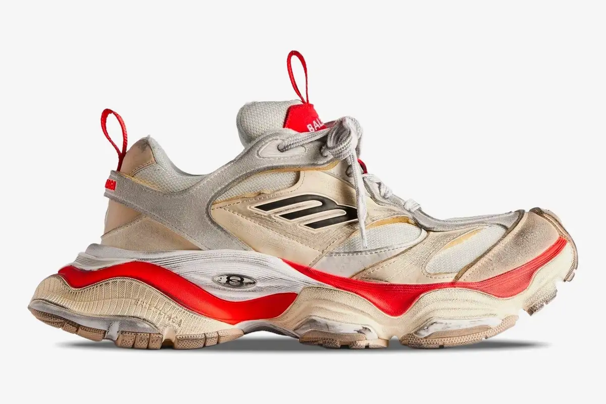 balenciaga-cargo-worn-out-beige-red-side-view-785754w2mv12160-347-638 Side view of a Balenciaga Cargo Worn-Out sneaker in beige and red with a distressed finish. - SKU 785754W2MV12160