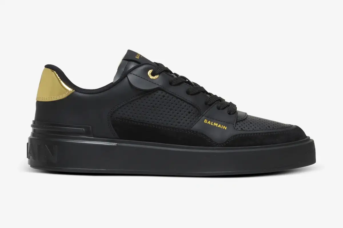 balmain-b-court-flip-black-gold-side-view-dn0vi727lbso-634-416 Side view of Balmain B-Court Flip low-top sneakers in black leather with gold accents. - SKU DN0VI727LBSO