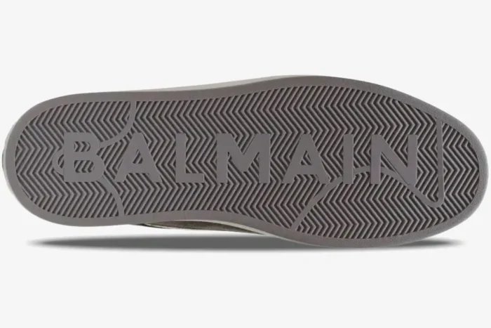 Grey sole of Balmain B-Court Flip Low-Top sneaker featuring logo and herringbone pattern, bottom view. - SKU AM1VI245LSEP