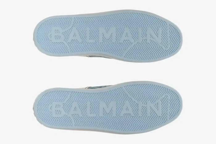 Bottom view of light blue soles on Balmain B-Court Low sneakers featuring embossed logo. - SKU XM1VI291LDSH
