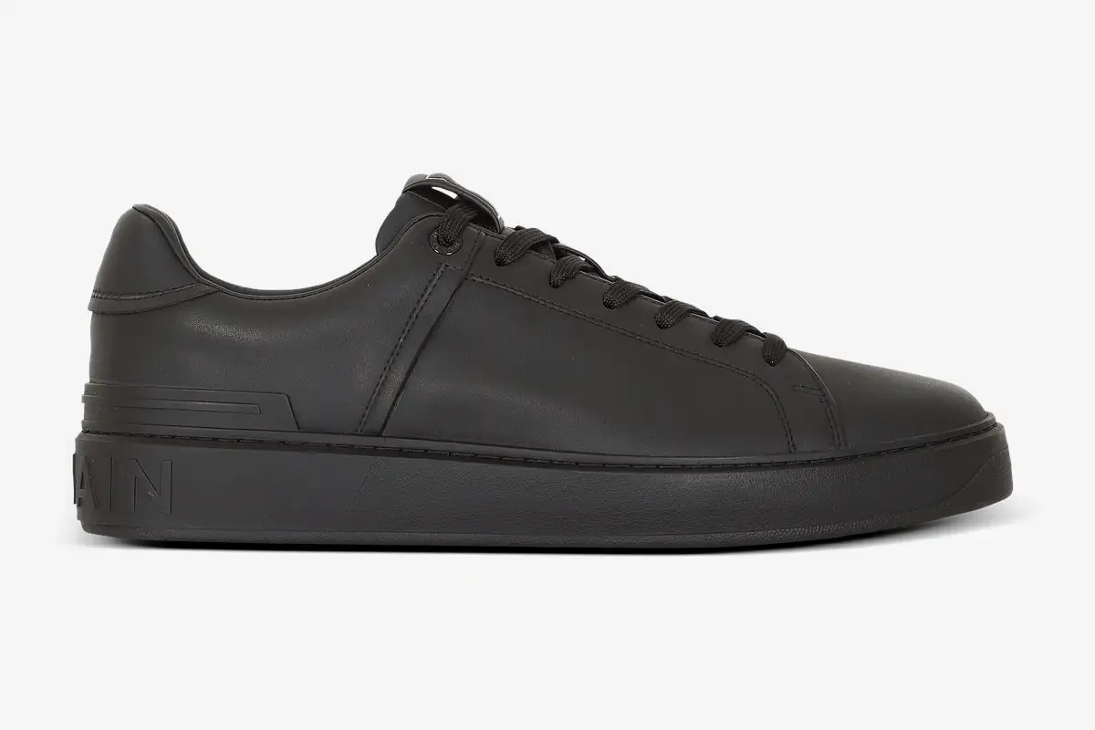 balmain-b-court-trainer-black-calfskin-side-view-gm1vi288lvtr-340-682 Side profile view of a Balmain B-Court trainer in black calfskin leather with matching black laces. - SKU GM1VI288LVTR