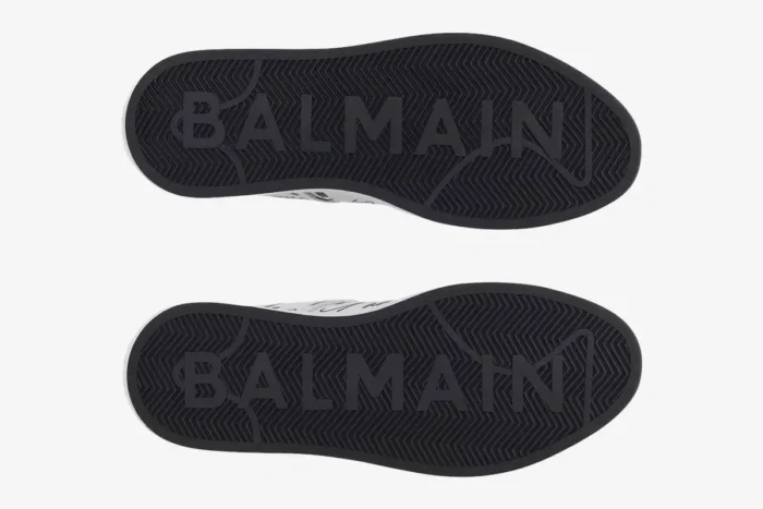 Bottom view of Balmain B-Court black rubber soles with embossed logo and herringbone pattern. - SKU EN1VI690LCLP