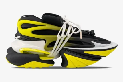 Side view of Balmain Unicorn low-top sneakers in black and yellow with a chunky futuristic sole. - SKU YM0VJ309KNET