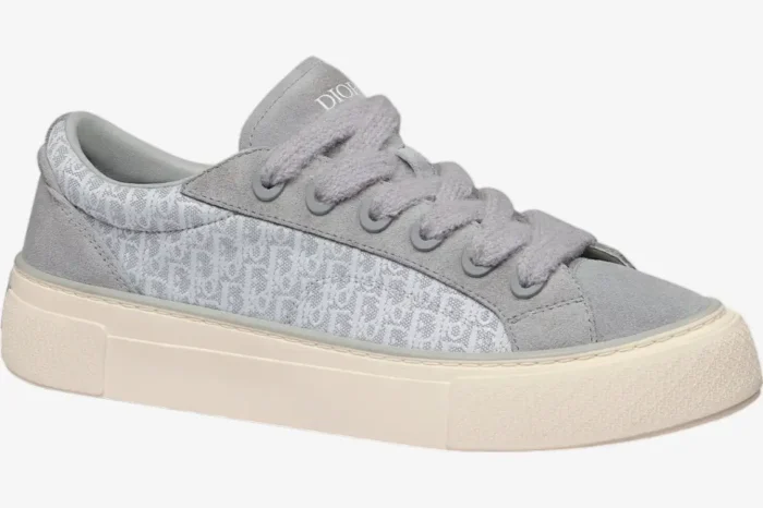 Side view of Dior B33 sneakers in gray suede and Oblique jacquard with a cream platform sole. - SKU 3SN297ZUM_H860