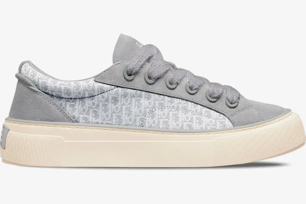 dior-b33-gray-oblique-jacquard-suede-side-view-3sn297zum-h860-220-516 Side profile of Dior B33 sneaker in gray oblique jacquard and gray suede with chunky cream sole. - SKU 3SN297ZUM_H860