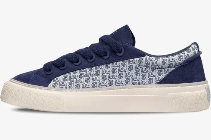 Side view of Dior B33 sneaker in navy blue suede and oblique jacquard with a cream sole. - SKU 3SN303ZWN_H559