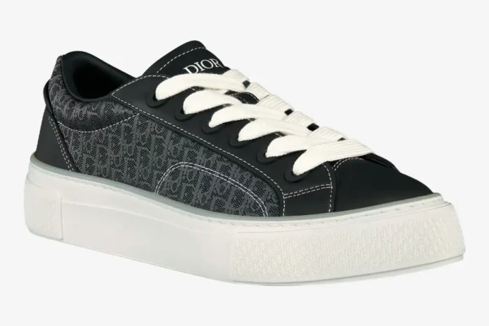 Dior B33 Spin sneaker in black Oblique jacquard and calfskin, shown from a three-quarter side perspective. - SKU 3SN303ZYS_H981