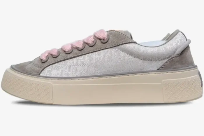 Side view of Dior B33 Women's Sneaker in grey and white Oblique jacquard with pink laces and a platform sole. - SKU 3SN303ZWN_H858
