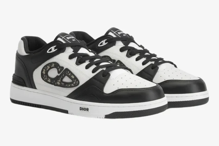 Dior B57 low-top sneakers in black and white leather with oblique jacquard CD logo, three-quarter view. - SKU 3SN318ZXU_H960