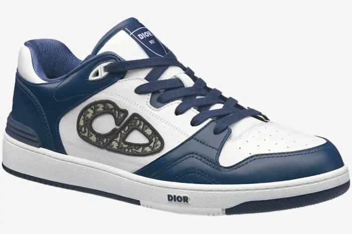 Dior B57 low-top sneaker in blue and white leather, three-quarter side view showing CD logo. - SKU 3SN318ZXU_H553