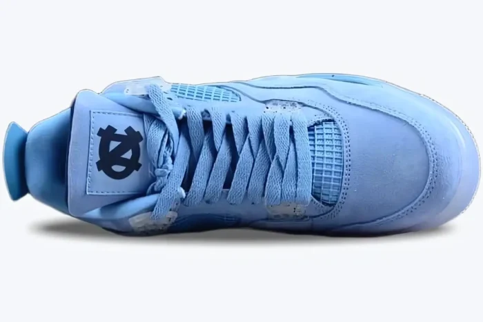 Top-down view of the Air Jordan 4 Retro UNC Player Exclusive in university blue with NC logo. - SKU su18-mnjdls-731-lnm-aj4-904284