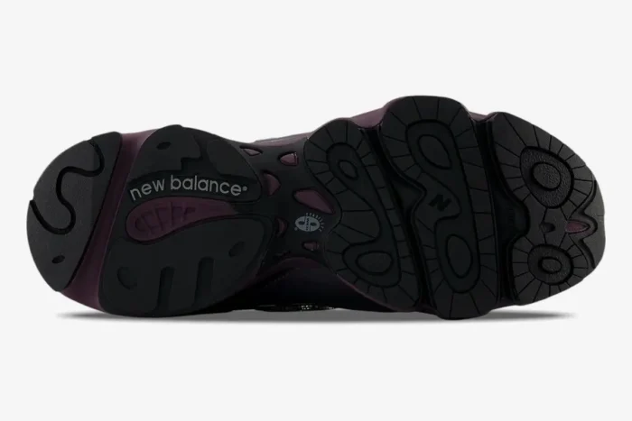 Outsole view of New Balance 1000 Magnet Titular Grey and Deep Plum sneakers with black and purple tread. - SKU M1000EB