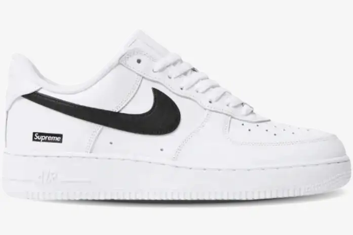 nike-air-force-1-low-supreme-white-side-view-spnk1af3-img344 Side profile of a white Nike Air Force 1 Low x Supreme sneaker with a black swoosh and box logo. - SKU SPNK1AF3