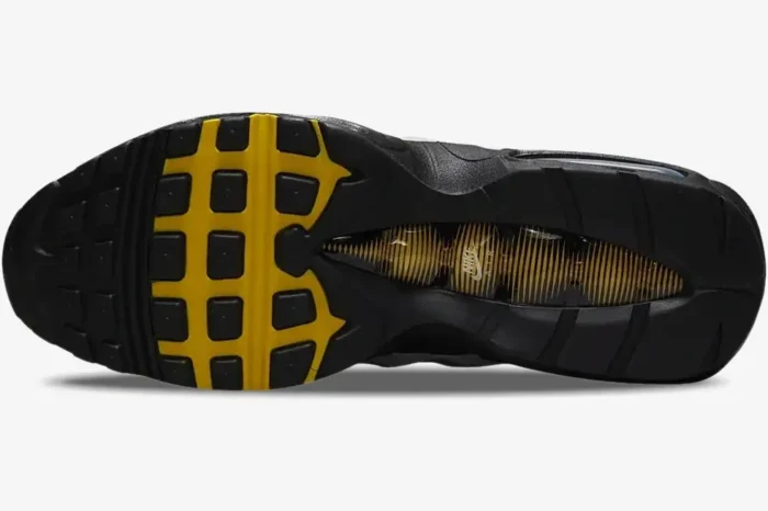 Outsole of Nike Air Max 95 Tour in black and yellow, bottom view. - SKU 609048-105