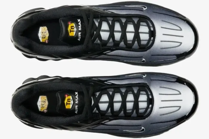Top-down view of Nike Air Max Plus 3 sneakers in black, navy, and white with gradient mesh uppers. - SKU CD7005-003