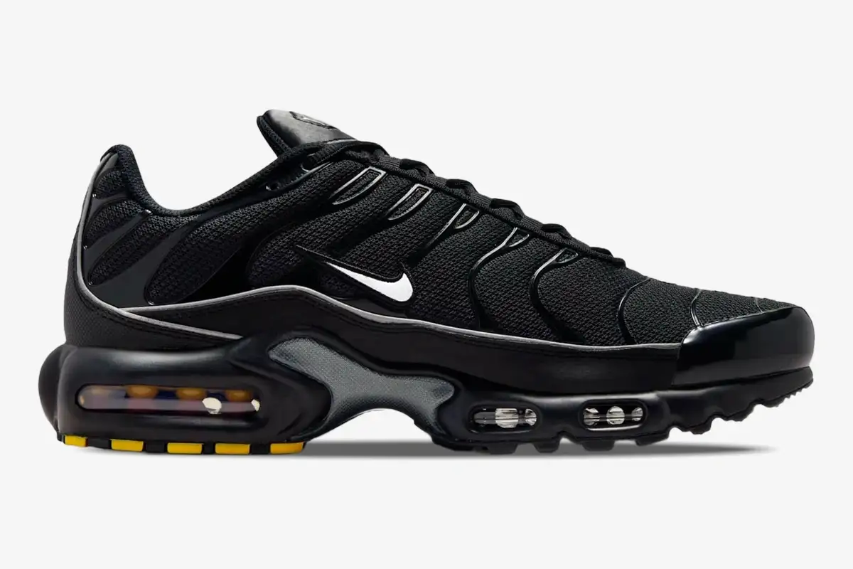 nike-air-max-plus-black-reflective-side-view-604133-050-504-416 Side profile of Nike Air Max Plus Black Reflective sneakers featuring a black mesh upper and white swoosh. - SKU 604133-050