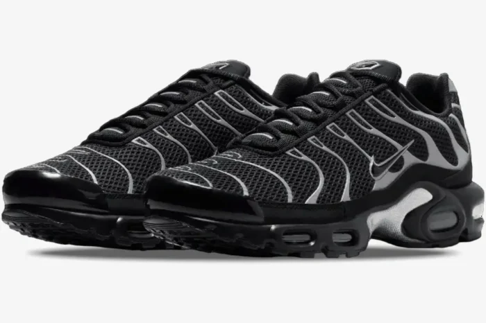 Nike Air Max Plus Black Reflective Silver sneakers in a three-quarter side view. - SKU HQ3029-001