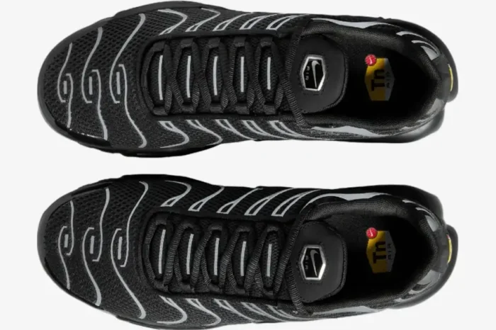 Top-down view of Nike Air Max Plus Black Reflective Silver sneakers with wavy silver overlays. - SKU HQ3029-001