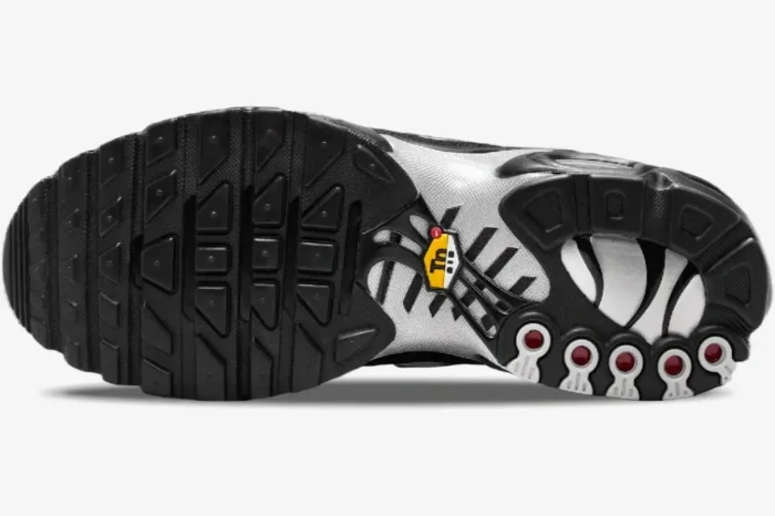 Bottom view of the Nike Air Max Plus Black Reflective Silver outsole showing tread and Tn logo. - SKU HQ3029-001