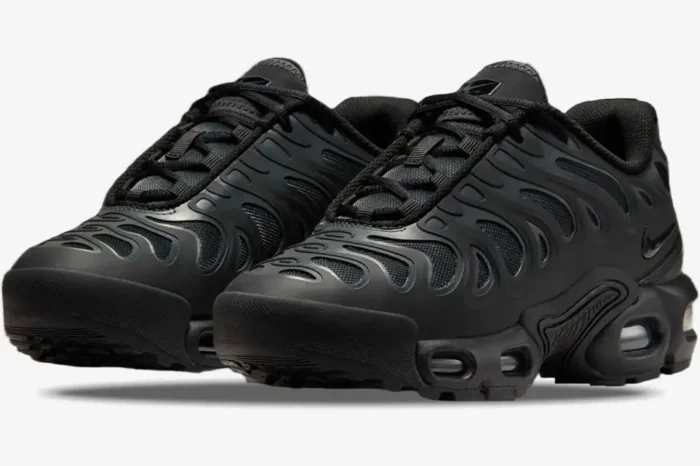 Nike Air Max Plus Drift GS Triple Black sneakers in a front three-quarter view. - SKU FV5921-002