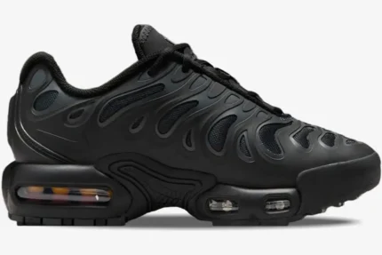 Side profile of Nike Air Max Plus Drift GS Triple Black sneakers with visible air units and wavy cage design. - SKU FV5921-002