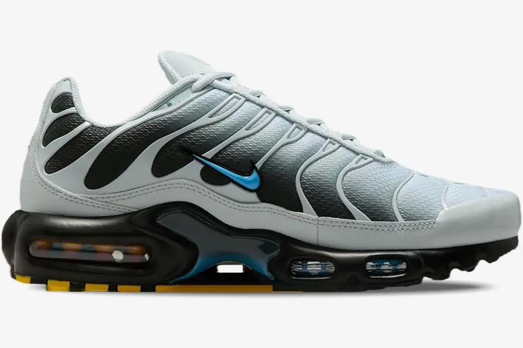 nike-air-max-plus-grey-university-blue-side-dm0032-015-569-231 Nike Air Max Plus in grey and university blue, side profile view showing the gradient mesh and black overlays. - SKU DM0032-015