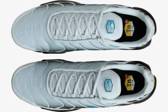 Top-down view of Nike Air Max Plus sneakers in grey and university blue with white laces. - SKU DM0032-015