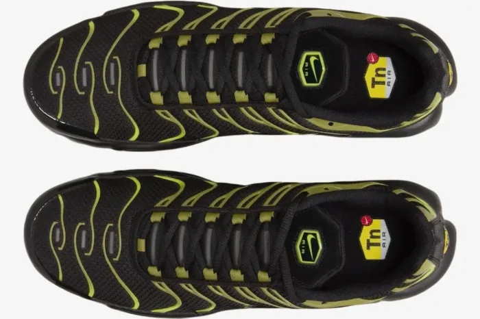 Top-down view of Nike Air Max Plus sneakers in black and Pacific Moss green with wavy overlays. - SKU DM0032-010