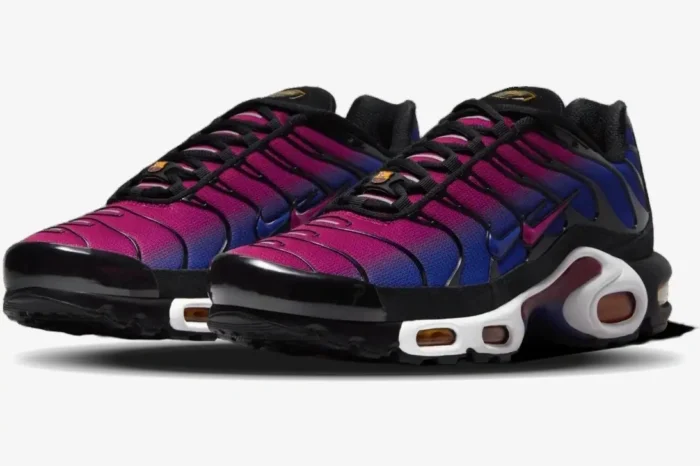 Nike Air Max Plus x Patta x FC Barcelona sneakers in pink and blue gradient, three-quarter front view. - SKU FN8260-001