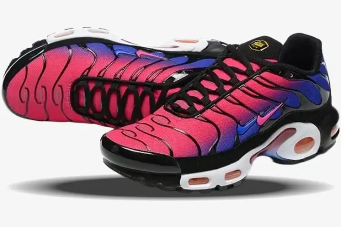 Nike Air Max Plus x Patta x FC Barcelona sneakers in pink and purple gradient, three-quarter side view. - SKU FN8260-001