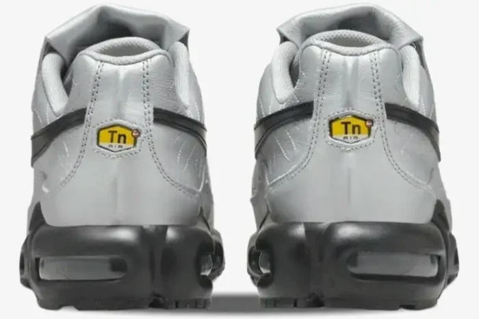 Rear view of Nike Air Max Plus Tiempo sneakers in silver and black with Tn Air logos. - SKU HM6850-001
