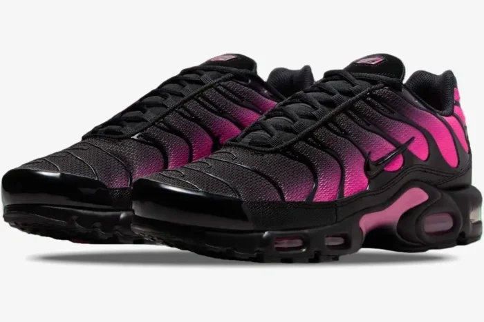 Nike Air Max Plus TN sneakers with a black to pink gradient mesh upper, three-quarter front view. - SKU DM0032-020