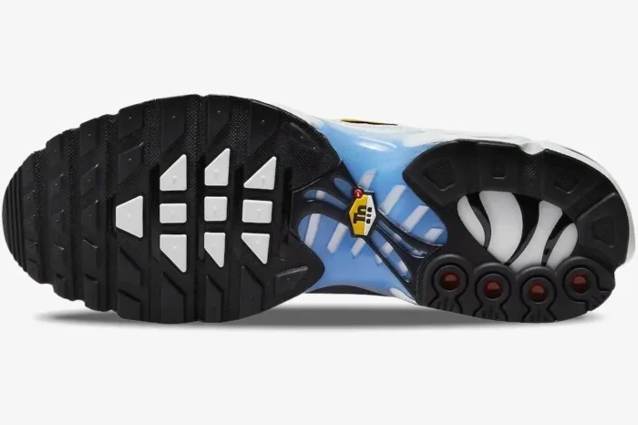 Outsole view of Nike Air Max Plus in White University Blue showing black tread and blue midfoot. - SKU DM0032-101
