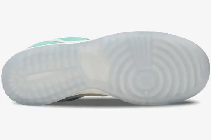 Bottom view of Nike Dunk Low x Kasina Neptune Green showing the translucent icy blue outsole. - SKU CZ6501-101
