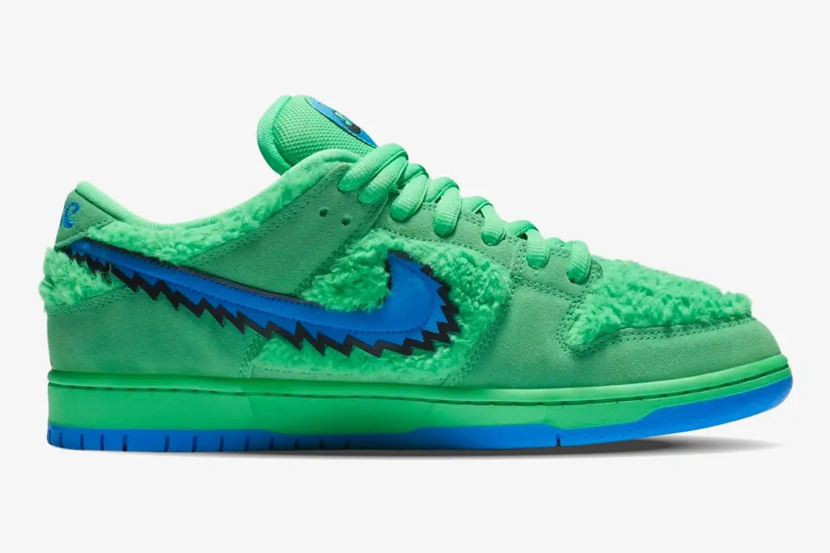 nike-sb-dunk-low-grateful-dead-bears-green-side-cj5378-300-img2078 Side view of Nike SB Dunk Low Grateful Dead Bears Green with fuzzy green texture and blue jagged swoosh. - SKU CJ5378-300