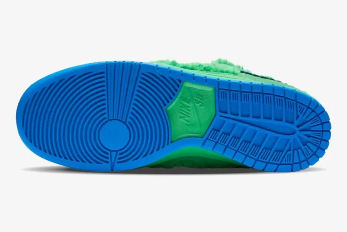 Bottom view of Nike SB Dunk Low Grateful Dead Bears Green showing the blue and green rubber outsole. - SKU CJ5378-300