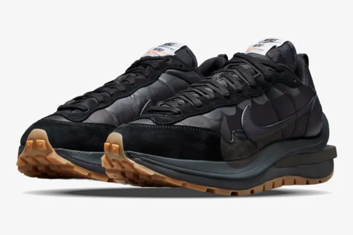 Nike VaporWaffle x Sacai Black and Gum sneakers in a three-quarter front view showing the stacked sole. - SKU DD1875-001
