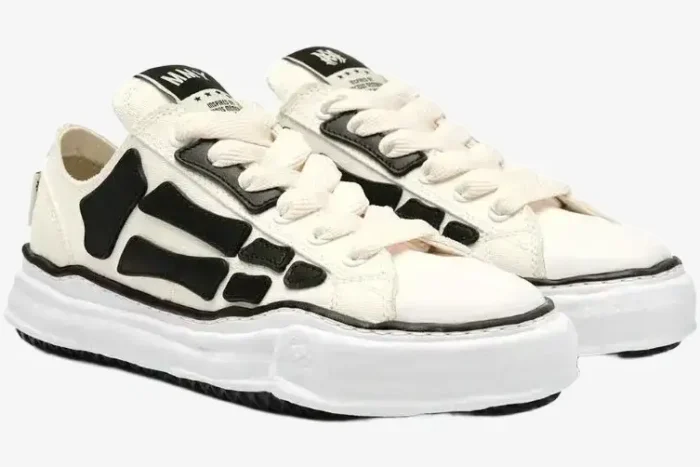 Amiri x Maison Mihara Yasuhiro Peterson OG Sole Canvas Low sneakers in white with black skeleton overlays, three-quarter view. - SKU AMFOSR1076271