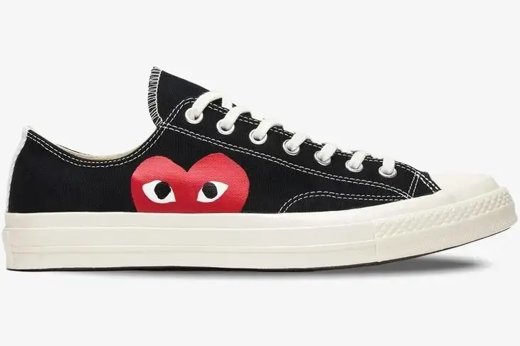 converse-cdg-play-chuck-70-low-black-side-view-150206c-229-639 Side profile of a black Converse Chuck 70 low-top sneaker featuring the red CDG Play heart logo. - SKU 150206C