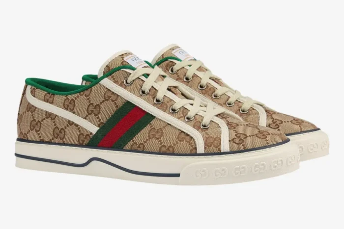 Gucci Tennis 1977 sneakers in beige GG Supreme canvas with green and red Web stripe, three-quarter side view. - SKU 606111HVK209766