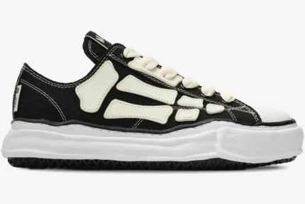 Maison Mihara Yasuhiro Hank x Amiri Bones low-top sneaker in black and white, side profile view. - SKU AMFOSR1076-001