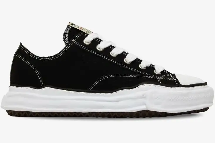 maison-mihara-yasuhiro-peterson-low-black-side-a01fw702-blk-824-184 Side profile of Maison Mihara Yasuhiro Peterson OG Sole Low sneakers in black canvas with a chunky white midsole. - SKU A01FW702-BLK